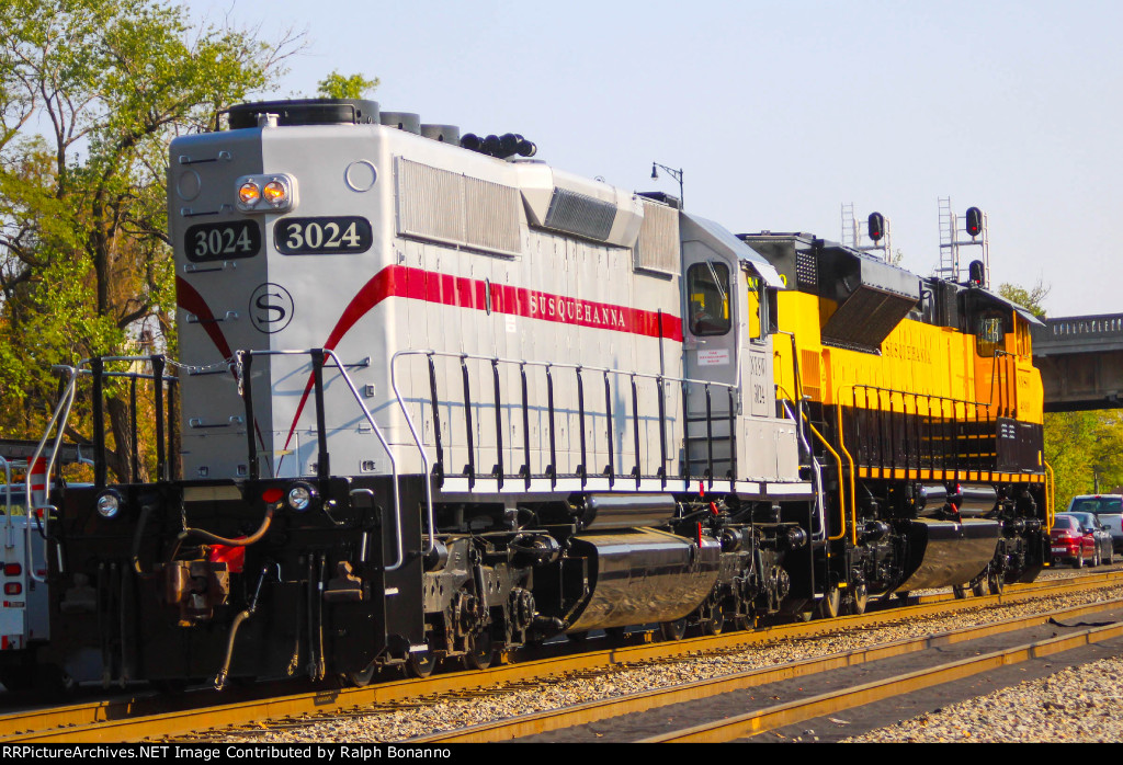 SD40-2 3024 and SD70M-2 4064 sit by the yard office awaiting the next move 